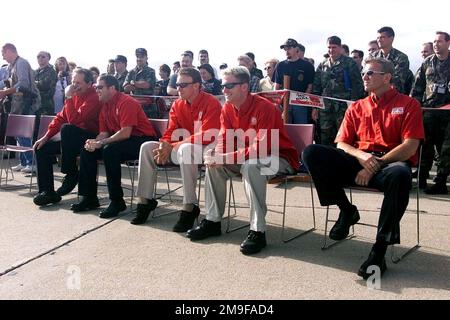 (Von links nach rechts) die NASCAR-Fahrer Dale Earnhardt, Bobbie Labonte, Matt Kensith, Dale Earnhardt Jr. und Dale Jarrett waren bei einem Turnier der Ladungschaft auf dem Luftwaffenstützpunkt Langley, Virginia, vor Ort. Im Wettbewerb wurden die Fahrer mit 1. Fighter-Wing-Waffen-Ladungsteams kombiniert. Basis: Luftwaffenstützpunkt Langley Bundesstaat: Virginia (VA) Land: Vereinigte Staaten von Amerika (USA) Stockfoto