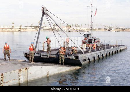 SEELEUTE DER US Navy (USN) vom Amphibious Construction Battalion One (ACB 1), Naval Amphibious Base (NAB) Coronado, Kalifornien (CA), Und US Army Soldier von der 331. Transportation Company, Fort Eustis, Virginia (VA), verwendet während des Baus des Trident Pier einen USN Warping Tug (LWT 051) während der Übung TURBO PATRIAT, einer Joint Logistics Over the Shore (JLOTS) Übung, die in Camp Pendleton, Kalifornien (Kalifornien) stattfindet. Basis: Marine Corps Basislager Pendleton Bundesstaat: Kalifornien (CA) Land: Vereinigte Staaten von Amerika (USA) Stockfoto