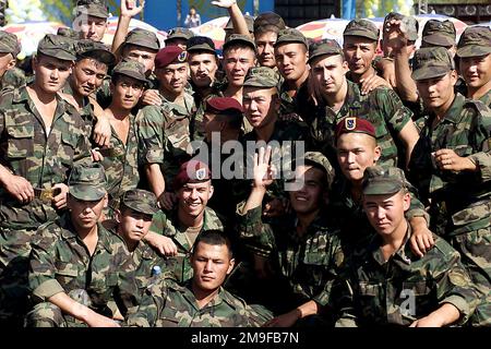 Fallschirmjäger der US-Armee, 82. Luftwaffe, Fort Bragg, North Carolina, posieren für einen Gruppenschuss mit kasachischen Armeeangehörigen im Zentralasiatischen Friedensbataillon (CENTRASBAT) 2000, Almaty, Kasachstan (KAZ). CENTRASBAT 2000 ist eine vom Zentralkommando der Vereinigten Staaten (United States Central Command, CENTCOM) gesponserte Friedenssicherung und humanitäre Hilfsaktion, die am 11-20. September 2000 von der ehemaligen Sowjetrepublik Kasachstan in Zentralasien ausgerichtet wurde. Zu den Übungsteilnehmern gehören etwa 300 US-Truppen, darunter Mitarbeiter der US-amerikanischen CENTCOM, der 82. ABN Div und der 5. Special Forces Group, Ft. Campbell, Kentucky, A. Stockfoto