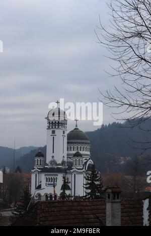 Die orthodoxe Kirche der Heiligen Dreifaltigkeit im Zentrum von Sighisoara verewigt in verschiedenen Winkeln Stockfoto