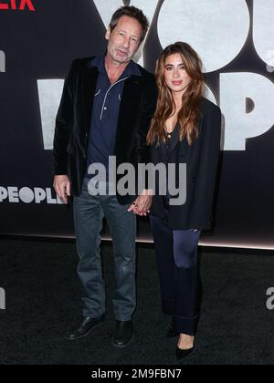 Westwood, Usa. 17. Januar 2023. WESTWOOD, LOS ANGELES, KALIFORNIEN, USA - JANUAR 17: David Duchovny und seine Freundin Monique Pendleberry treffen am 17. Januar 2023 im Regency Village Theatre in Westwood, Los Angeles, Kalifornien, USA auf der Premiere von Netflix's „You People“ ein. (Foto: Xavier Collin/Image Press Agency) Kredit: Image Press Agency/Alamy Live News Stockfoto