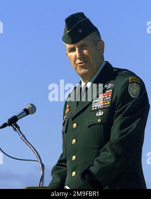 US Army Brigadier General Harry B. Axson Jr., US Army Commanding General, Joint Task Force Full Accounting, ist Gastredner auf einer Zeremonie zum Kriegsgefangenenlager Hickam Air Force Base, Hawaii, am 15. September 2000. BGEN Axson sprach über die wichtige Mission des Central Identification Labratory auf dem Luftwaffenstützpunkt Hickam, Hawaii. Basis: Luftwaffenstützpunkt Hickam Bundesstaat Hawaii (HI) Land: Vereinigte Staaten von Amerika (USA) Stockfoto