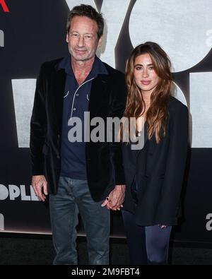 Westwood, Usa. 17. Januar 2023. WESTWOOD, LOS ANGELES, KALIFORNIEN, USA - JANUAR 17: David Duchovny und seine Freundin Monique Pendleberry treffen am 17. Januar 2023 im Regency Village Theatre in Westwood, Los Angeles, Kalifornien, USA auf der Premiere von Netflix's „You People“ ein. (Foto: Xavier Collin/Image Press Agency) Kredit: Image Press Agency/Alamy Live News Stockfoto