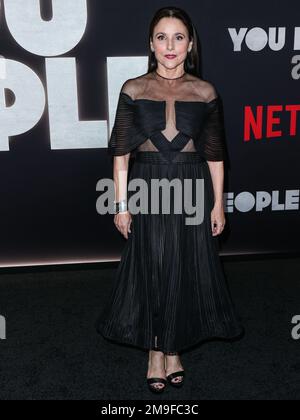 WESTWOOD, LOS ANGELES, KALIFORNIEN, USA - JANUAR 17: Amerikanische Schauspielerin, Komikerin und Produzentin Julia Louis-Dreyfus trifft am 17. Januar 2023 auf der Los Angeles Premiere von Netflix's „You People“ im Regency Village Theatre in Westwood, Los Angeles, Kalifornien, USA ein. (Foto von Xavier Collin/Image Press Agency) Stockfoto