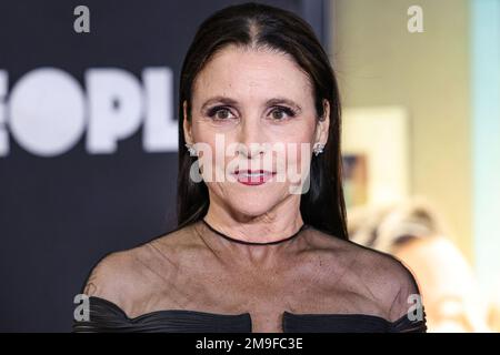 WESTWOOD, LOS ANGELES, KALIFORNIEN, USA - JANUAR 17: Amerikanische Schauspielerin, Komikerin und Produzentin Julia Louis-Dreyfus trifft am 17. Januar 2023 auf der Los Angeles Premiere von Netflix's „You People“ im Regency Village Theatre in Westwood, Los Angeles, Kalifornien, USA ein. (Foto von Xavier Collin/Image Press Agency) Stockfoto
