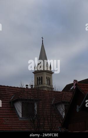 Klosterkirche in Sighisoara, verewigt in verschiedenen Winkeln Stockfoto