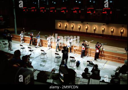 Ein Weitwinkelblick auf den 10-Meter-Air Rifle-Wettbewerb für Frauen, den Nancy Johnson bei den Olympischen Spielen 2000 in Sydney, Australien, am 16. September 2000 gewonnen hat. Basis: Sydney Staat: New South Wales Land: Australien (AUS) Stockfoto