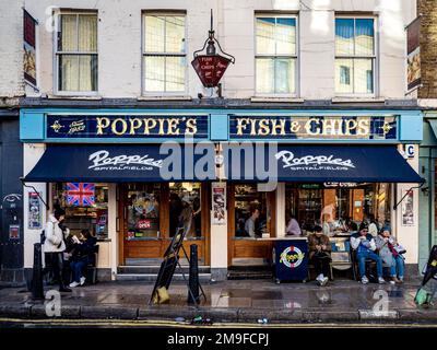 Poppie's Fish & Chips Shop Spitalfields London. Poppies Fish and Chips Shop wurde 1952 gegründet. British Fish & Chip Shop. Stockfoto