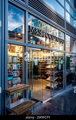 M&S Food to Go London. Marks and Spencer Food To Go Outlet im Zentrum von London, das Essen zum Mitnehmen serviert. Stockfoto