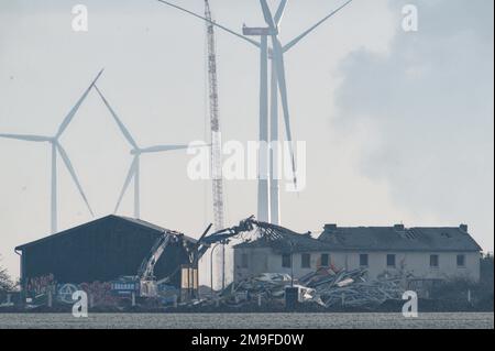 Erkelenz, Deutschland. 18. Januar 2023. Bagger zerstören die letzten Häuser des Dorfes Lützerath. Nach der Räumung der Klimaaktivisten soll das Dorf nun Platz für den Braunkohlebergbau machen. Kredit: Henning Kaiser/dpa/Alamy Live News Stockfoto