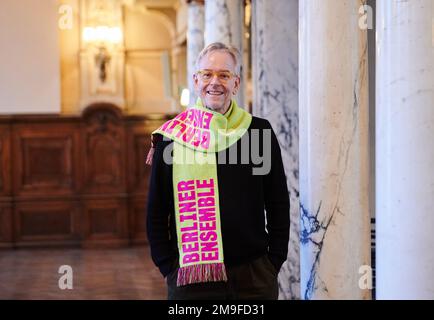 Berlin, Deutschland. 12. Januar 2023. Oliver Reese, Intendant des Berliner Ensemble, steht im Berliner Ensemble mit einem „Berliner Ensemble“-Schal mit „Brecht Ultras“ auf der Rückseite. Kredit: Annette Riedl/dpa/Alamy Live News Stockfoto