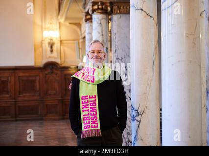 PRODUKTION - 12. Januar 2023, Berlin: Oliver Reese, Intendant des Berliner Ensemble, steht im Berliner Ensemble mit einem „Berliner Ensemble“-Schal mit „Brecht Ultras“ auf der Rückseite. Foto: Annette Riedl/dpa Stockfoto