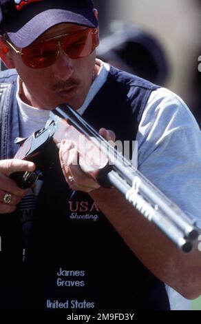 Gerade aus mittlerer Nahaufnahme von US Army Sergeant First Class James Graves, während er während der Men's Skeet Qualification am Freitag, den 22. September 2000, bei den Olympischen Spielen in Sydney Gewehrrauch aus den Fässern seiner Schrotflinte bläst. Basis: Sydney Staat: New South Wales Land: Australien (AUS) Stockfoto