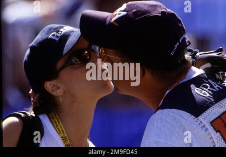 Mittlere Nahaufnahme des US Army Sergeant First Class James Graves (rechts), als er nach der ersten Runde der Herren-Skeet-Qualifikation am Freitag, den 22. September 2000 bei den Olympischen Spielen in Sydney von seiner Frau Tracy Graves umarmt wird. Basis: Sydney Staat: New South Wales Land: Australien (AUS) Stockfoto