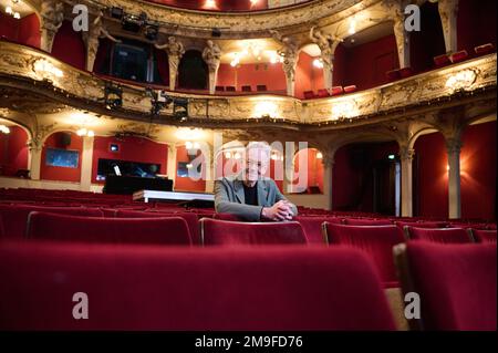 Berlin, Deutschland. 12. Januar 2023. Oliver Reese, künstlerischer Direktor des Berliner Ensemble, sitzt im Auditorium des Theaters. Kredit: Annette Riedl/dpa/Alamy Live News Stockfoto