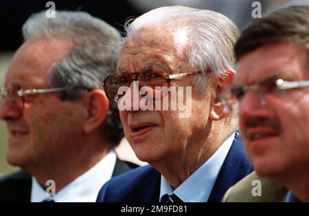 Linke Seite, Vorderansicht des Präsidenten des Internationalen Olympischen Komitees Juan Antonio Samaranch (Mitte). Am 23. September 2000 besuchte er das Sydney International Shooting Centre, wo US Army Sergeant First Class James Graves (nicht abgebildet) die Olympische Bronzemedaille im Skeet Competition während der Spiele 2000 gewann. Basis: Sydney Staat: New South Wales Land: Australien (AUS) Stockfoto