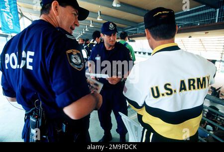 US Army Colonel Steve Cellucci (rechts), Brigadekommandeur der Erholungsunterstützungsbrigade der United States Army, spricht mit DEM RANGHÖCHSTEN Constable Gary Comber und anderen Polizisten der New South Wales Polizei über die Army Marksmanship Unit zahlreiche. COL Cellucci war im Sydney International Shooting Centre, wo SFC James Graves (nicht abgebildet) die Bronzemedaille im Men's Skeet in den 2000 Jahren bei den Olympischen Spielen in Sydney gewann. Basis: Sydney Olympic Park State: New South Wales Country: Australien (AUS) Stockfoto