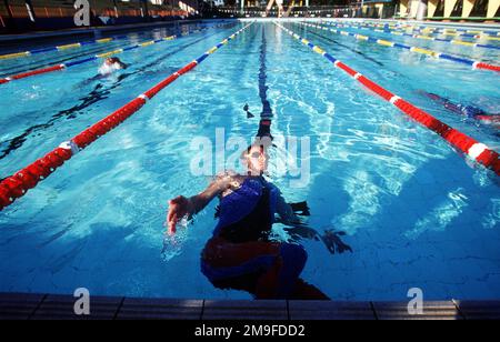 Gerade aus, mittlerer Wurf, während US Army SPECIALIST Chad SENIOR am 30. September 2000 während der Olympischen Spiele in Sydney, Australien, im Pool in Sydney trainiert, um sich auf das moderne Pentathlon vorzubereiten. SPC SENIOR ist vom World Class Athlete Program der US Army. Basis: Sydney Staat: New South Wales Land: Australien (AUS) Stockfoto