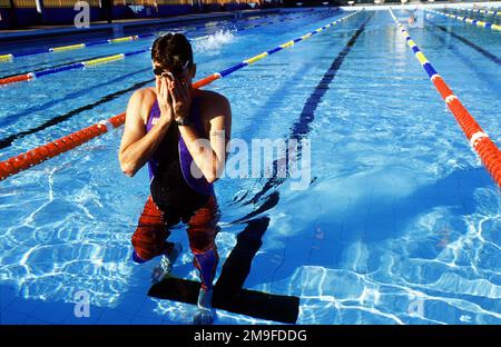 Gerade aus, mittlere Aufnahme als US Army SPECIALIST Chad SENIOR, während er eine Pause von seinem Workout im Pool in Sydney, Australien in Vorbereitung auf das moderne Pentathlon am 30. September 2000 während der Olympischen Spiele in Sydney macht. SPC SENIOR ist vom World Class Athlete Program der US Army. Basis: Sydney Staat: New South Wales Land: Australien (AUS) Stockfoto