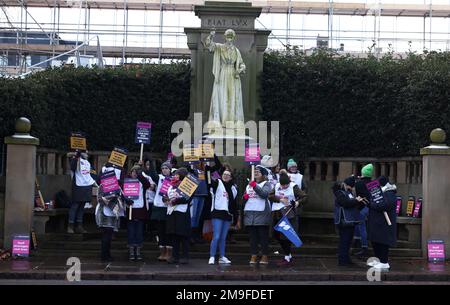 Derby, Derbyshire, Großbritannien. 18. Januar 2023 Krankenschwestern stehen auf einer Streiklinie unter einer Statue von Florence Nightingale während eines Streits um Bezahlung und Bedingungen. Etwa jedes vierte Krankenhaus wird von den Walkouts betroffen sein, von Mitgliedern des Royal College of Nursing. Kredit: Darren Staples/Alamy Live News. Stockfoto