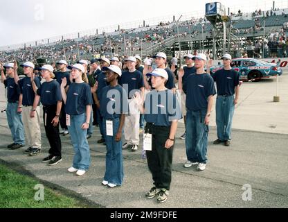 17 neue Rekruten der Luftwaffe, die von General Hal Hornburg der US-Luftwaffe (nicht abgebildet) während ihrer Einberufungszeremonie auf dem Dover Downs International Speedway vereidigt wurden. Die Zeremonie war Teil des Air Force Würdigungswochenendes und half, das Jahr der Rettung und Rekrutierung des Air Mobility Commandants zu starten. Basis: Dover Staat: Delaware (DE) Land: Vereinigte Staaten von Amerika (USA) Stockfoto