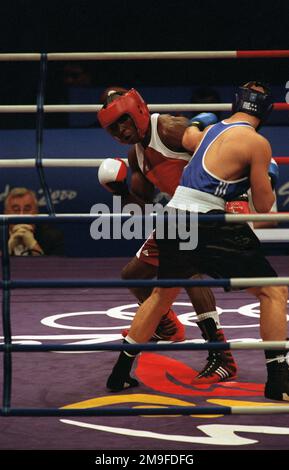 Gerade aus, mittellange Aufnahme von US Army STAFF Sergeant Olanda Anderson (vor die Kamera gerichtet), während er während der zweiten Runde des Herrenboxings bei den Olympischen Spielen 2000 am 24. September 2000 in Sydney, Australien, einen Schlag seines Gegners Rudolf Kraj aus der Tschechischen Republik vermeidet. SSG Anderson ist vom Weltklasse-Athleten-Programm der US Army. Er verlor gegen Kraj 12-13. Basis: Sydney Staat: New South Wales Land: Australien (AUS) Stockfoto