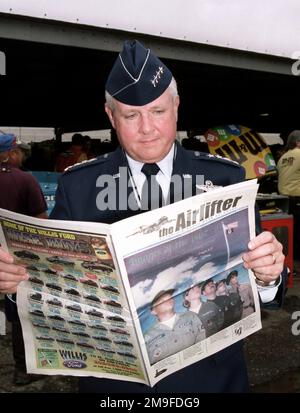 General Hal Hornburg DER US-Luftwaffe, Befehlshaber des Air Education and Training Command, liest die Zeitung „Air Lifter“ der Dover Air Force Base vor dem Start des Winston Series-Rennens der MBNA 400 auf dem Dover Downs International Speedway, Delaware, am 24. September 2000. Basis: Dover Staat: Delaware (DE) Land: Vereinigte Staaten von Amerika (USA) Stockfoto