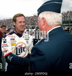 US Air Force General Hal Hornburg trifft Nascar-Fahrer Rusty Wallace vor dem Start des MBNA 400 Winston Series Rennens auf dem Dover Downs International Speedway, Delaware, am 24. September 2000. Basis: Dover Staat: Delaware (DE) Land: Vereinigte Staaten von Amerika (USA) Stockfoto