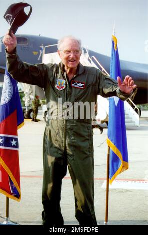 Colonel Robert Morgan DER US Air Force (pensioniert), Pilot der ursprünglichen Memphis Belle aus dem Zweiten Weltkrieg, begrüßt die Menge bei der Einweihungszeremonie des B-1 Lancer Memphis Belle. Die B-1 wird vom 116. Bomb Wing, Georgia Air National Guard, Robins Air Force Base, Georgia, geflogen. Basis: Luftwaffenstützpunkt Warner Robins Bundesstaat: Georgia (GA) Land: Vereinigte Staaten von Amerika (USA) Stockfoto