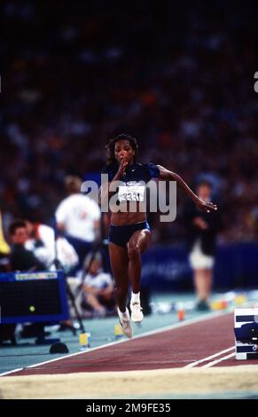 Gerade aus, mittlere Aufnahme von US Army SPECIALIST Dawn Burrell, während sie während der Olympischen Spiele in Sydney am Freitag, den 29. September 2000, in das Long-Jump-Finale der Frauen springt. SPC Burrell ist vom Weltklasse-Athleten-Programm der US-Armee. Basis: Sydney Staat: New South Wales Land: Australien (AUS) Stockfoto