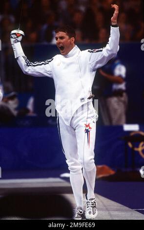 Geradlinige, mittlere Nahaufnahme des US Army SPECIALIST Chad SENIOR, der am Samstag, den 30. September 2000, während des modernen Pentathlon im Olympic Park in Sydney am Fechtsplatz einen Sieg über einen Gegner feiert (nicht abgebildet). SPC SENIOR nimmt 2000 im Rahmen des World Class Athlete Program der US Army an den Olympischen Spielen in Sydney Teil. Basis: Sydney Staat: New South Wales Land: Australien (AUS) Stockfoto