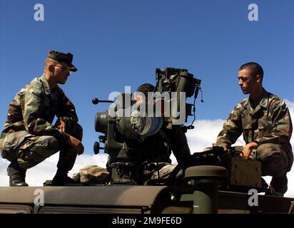 US-Marines vom 1. Bataillon, 3. Marines, Waffenfirma, führen eine Operationsprüfung ihrer Zehenraketen im Pohakuloa Training Area auf der Big Island von Hawaii durch. Basis: Pohakuloa Training Area Bundesstaat: Hawaii (HI) Land: Vereinigte Staaten von Amerika (USA) Stockfoto