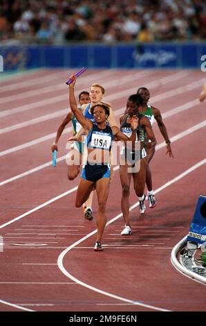 La Tasha Colander-Richardson, die Ehefrau eines Soldaten der US-Armee, überquert die Ziellinie auf dem ersten Platz während des 4X400 Relay Finals der Frauen am Samstag, den 30. September 2000 bei den Olympischen Spielen 2000 in Sydney. Basis: Sydney Staat: New South Wales Land: Australien (AUS) Stockfoto
