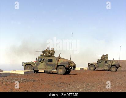 US Marines vom 2. Bataillon, 3. Marines, Arms Company, an Bord von High-Mobility Multipurpose Wheeled Vehicles (HMMWV) feuern 50 Kaliber-Pistolen während einer kombinierten Feuerübung im Pohakuloa Training Area auf der Big Island von Hawaii ab. Basis: Pohakuloa Training Area Bundesstaat: Hawaii (HI) Land: Vereinigte Staaten von Amerika (USA) Stockfoto