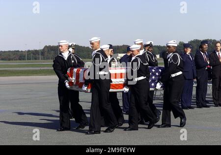 Mitglieder der United States Navy Ceremonial Guard tragen am 14. Oktober 2000 den Sarg eines gefallenen Mitglieds der USS COLE (DDG 67) zu einem Leichenwagen (nicht abgebildet) am Luftwaffenstützpunkt Dover, Delaware. Die Überreste der Matrosen wurden an Bord eines C-17 Globemaster III-Flugzeugs (nicht abgebildet) in die Vereinigten Staaten zurückgebracht. Die United States Navy Ceremonial Guard ehrt gefallene Mitglieder der USS COLE (DDG 67) im Luftwaffenstützpunkt Dover, Delaware, da ihre Überreste am 14. Oktober 2000 aus einem Flugzeug der US Air Force C-17 Globemaster III entfernt werden. Der Matrose wurde bei einer Explosion getötet, die durch einen Terroranschlag auf DIE COLE verursacht wurde Stockfoto