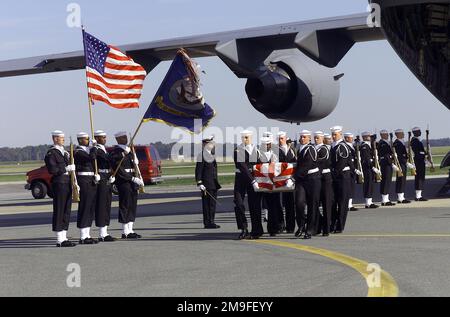 Die United States Navy Ceremonial Guard ehrt gefallene Mitglieder der USS COLE (DDG 67) im Luftwaffenstützpunkt Dover, Delaware, da ihre Überreste am 14. Oktober 2000 aus einem Flugzeug der US Air Force C-17 Globemaster III entfernt werden. Die Matrosen kamen bei einer Explosion ums Leben, die durch einen Terroranschlag auf DIE COLE im Jemen ausgelöst wurde. Basis: Dover Staat: Delaware (DE) Land: Vereinigte Staaten von Amerika (USA) Stockfoto