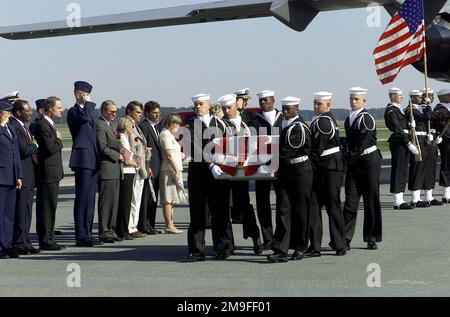 Die United States Navy Ceremonial Guard ehrt gefallene Mitglieder der USS COLE (DDG 67) im Luftwaffenstützpunkt Dover, Delaware, da ihre Überreste am 14. Oktober 2000 aus einem Flugzeug der US Air Force C-17 Globemaster III entfernt werden. Die Matrosen kamen bei einer Explosion ums Leben, die durch einen Terroranschlag auf DIE COLE im Jemen ausgelöst wurde. Basis: Dover Staat: Delaware (DE) Land: Vereinigte Staaten von Amerika (USA) Stockfoto