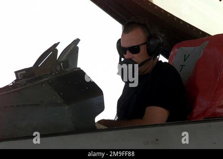 ARTHUR Kimball, Technischer Sergeant der US Air Force, ein F-16C, der gegen Falcon Düsentriebwerke kämpft, aus dem 147. Kampfflugflügel, Ellington Field, Texas, startet den Motor einer F-16, um einen Motortest durchzuführen. Kimball ist Teil der Koalitionsstreitkräfte des 363. Luftwaffenflügels, die die Flugverbotszone und die Fahrverbotszone im Südirak durchsetzen, um irakische Aggressionen zur Unterstützung der Operation SOUTHERN WATCH zu schützen und zu verteidigen. ARTHUR Kimball, Technischer Sergeant DER US Air Force, ein F-16C, der gegen Falcon Düsentriebwerke kämpft, vom 147. Kampfflugflügel, Ellington Field, Texas, startet den Motor einer F-16 bis D. Stockfoto