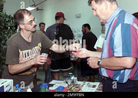 US Air Force Major Paul Sjoberk (links), 363. Expeditionary Medical Group, informiert die Öffentlichkeit über Hörverlust und bietet kostenlosen Gehörschutz während der Health Fair, Prince Sultan Air Base, Saudi Arabien am 22. Oktober 2000. MAJ Sjoberk ist Teil der Koalitionstruppe hier, um die Operation SOUTHERN WATCH zu unterstützen, eine militärische Anstrengung zur Durchsetzung der Flug- und Fahrverbotszone im Südirak. Betreff Operation/Serie: SÜDLICHE WACHSTATION: Prince Sultan Luftwaffenstützpunkt Land: Saudi-Arabien (Sau) Stockfoto