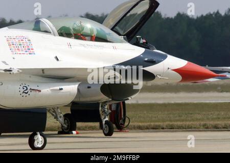 Captain Richard H. Boutwell, USAF Thunderbird Teampilot, winkt der Menge zu, während er während einer Aufführung auf der Shaw Air Force Base, South Carolina, mit seiner F-16C gegen Falcon auf die Landebahn fährt. Basis: Luftwaffenstützpunkt Shaw Bundesstaat: South Carolina (SC) Land: Vereinigte Staaten von Amerika (USA) Stockfoto