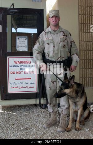 US Air Force STAFF Sergeant George L. Hern, 363. Geschwader der Expeditionstruppen, posiert am 23. Oktober 2000 mit seinem Arbeitshund der Militärpolizei auf dem Luftwaffenstützpunkt Prince Sultan, Saudi-Arabien. SSGT Hern ist Teil der Koalitionstruppe hier, um die Operation SOUTHERN WATCH zu unterstützen, eine militärische Anstrengung zur Durchsetzung der Flug- und Fahrverbotszone im Südirak. Betreff Operation/Serie: SÜDLICHE WACHSTATION: Prince Sultan Luftwaffenstützpunkt Land: Saudi-Arabien (Sau) Stockfoto