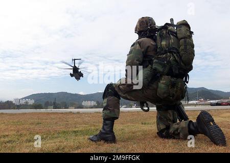 Ein US-LUFTWAFFENFLUGMANN aus dem 320. STS (Strategic Training Squadron) beobachtet ein 31. SOS (Special Operations Squadron), 353. Special Operations Group, Kadena Air Base, Okinawa, Japan, MH53J. Pave Low Hubschrauber beim Start vom Taegu Air Base, Republik Korea (Südkorea). Diese Mission dient der direkten Unterstützung der Operation FOHLEN ADLER 2000. Einsatzgebiet/Serie: FOHLEN-ADLER-2000-Stützpunkt: Taegu-Luftwaffenstützpunkt Land: Korea Stockfoto