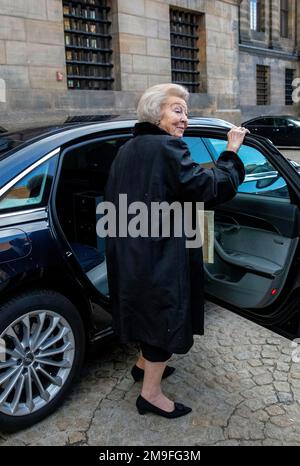 Amsterdam, Niederlande. 18. Januar 2023. Prinzessin Beatrix der Niederlande kommt am 18. Januar 2023 im Königspalast in Amsterdam an, um an der traditionellen Neujahrsfeier des diplomatischen Korps und internationaler Organisationen teilzunehmen. Kredit: Albert Nieboer/Netherlands OUT/Point de Vue OUT/dpa/Alamy Live News Stockfoto