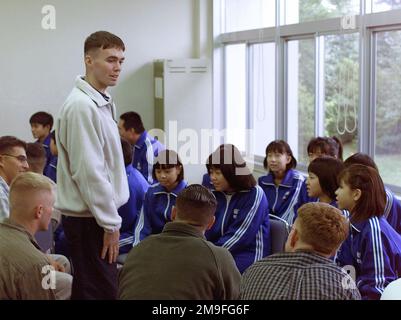 US Marine Corps CPL Travis S. Peterson, 3. Bataillon, 3. Marine Division spricht mit Studenten von Tsurushiro Jr. High School während eines kulturellen Austauschbesuchs in der Schule in der Nähe von Camp Fuji, Japan, im Rahmen der Gemeinschaftsbeziehungen der Einheit. Betrifft Operation/Serie: FOHLEN-ADLER-Stützpunkt: Marinekorps-Stützpunkt, Camp Fuji Staat: Honshu Land: Japan (JPN) Stockfoto