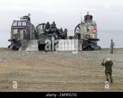 Ein US NAVY Landing Craft Air Cushion (LCAC) lädt leichte gepanzerte Fahrzeuge (LAV) auf den Strand von Tok Sok Ri, Korea. Marines von Light Pmored Reconnaissance (LAR), Arms Company, Camp Pendleton, CA., sind Teil der FOHLEN-EGALE-2000-Übung. Marines der 31. Marine Expeditionary Unit (MEU) verbrachten zwei Monate an verschiedenen Ausbildungsmaßnahmen an und vor der Küste von Okinawa, Japan, Sasebo, Japan, Pohang, Korea und Hongkong, China. Betrifft Operation/Serie: FOHLEN-ADLER 2000 Basis: Tok Sok Ri Land: Republik Korea (ROK) Stockfoto