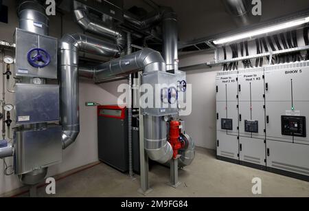 Parchim, Deutschland. 04. Januar 2023. Die Kraft-Wärme-Anlage. Das Kraftwerk kann mit „Überschussstrom“ aus Windturbinen Wasser erwärmen, das in das Fernwärmenetz eingespeist wird. Kredit: Bernd Wüstneck/dpa/Alamy Live News Stockfoto
