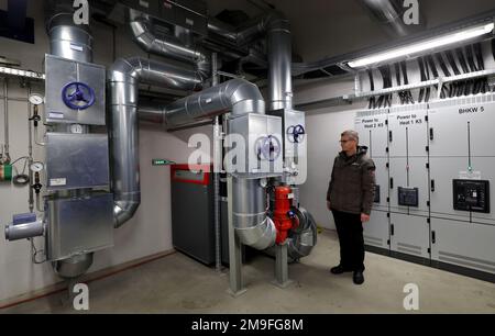 Parchim, Deutschland. 04. Januar 2023. Rainer Gerloff, Leiter des Netzbetriebs der Stadtwerke Parchim GmbH im Kraftwerk Power to Heat. Mit dem Kraftwerk kann der sogenannte „Überschuss“-Strom aus Windkraftanlagen zur Beheizung von Wasser verwendet werden, das in das Fernwärmenetz eingespeist wird. Kredit: Bernd Wüstneck/dpa/Alamy Live News Stockfoto