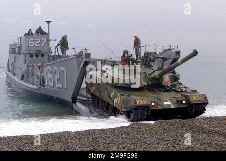 Ein US Navy Landing Craft Utility (LCU) 1627 bereitet sich auf die Landung und Entladung der Streitkräfte und Fracht der Republik Korea vor, zusammen mit US-Soldaten aus Okinawa, Japan. Der Panzer, der von der Rampe der LCU kommt, ist ein koreanischer Typ-88 K1-Hauptschlachttank mit einem 105mm M68-gewehnten Panzergewehr. Der kombinierte amphibische Strandangriff am Tak San Ri Beach nahe Pohang unterstützt den sportlichen FOHLEN EAGLE 2000. FOAL EAGLE ist die größte Joint and Combined Field Training-Übung, die jährlich in Südkorea von Oktober 25. bis November 3. durchgeführt wird. Etwa 25.000 US-Truppen werden an der Übung teilnehmen, darunter auch Active Stockfoto