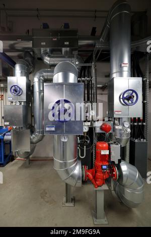Parchim, Deutschland. 04. Januar 2023. Die Kraft-Wärme-Anlage. Das Kraftwerk kann mit „Überschussstrom“ aus Windturbinen Wasser erwärmen, das in das Fernwärmenetz eingespeist wird. Kredit: Bernd Wüstneck/dpa/Alamy Live News Stockfoto