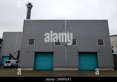Parchim, Deutschland. 04. Januar 2023. Kraft-Wärme-Kopplungsanlage mit Kraft-Wärme-Kopplungsanlage, links die Kraft-Wärme-Kopplungsanlage für Biomasse. Mit dem Kraftwerk kann der sogenannte „Überschuss“-Strom aus Windkraftanlagen zur Beheizung von Wasser verwendet werden, das in das Fernwärmenetz eingespeist wird. Kredit: Bernd Wüstneck/dpa/Alamy Live News Stockfoto